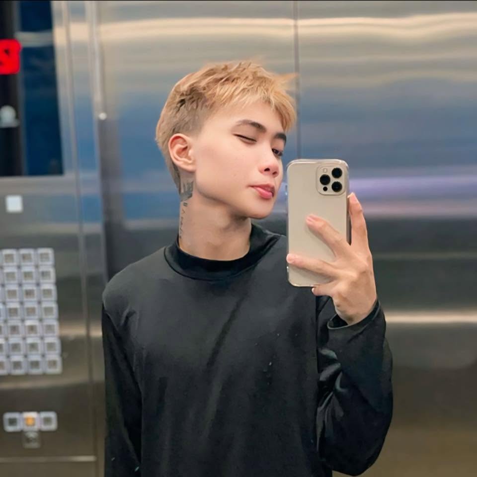 Elevator Selfie — © SIGIL