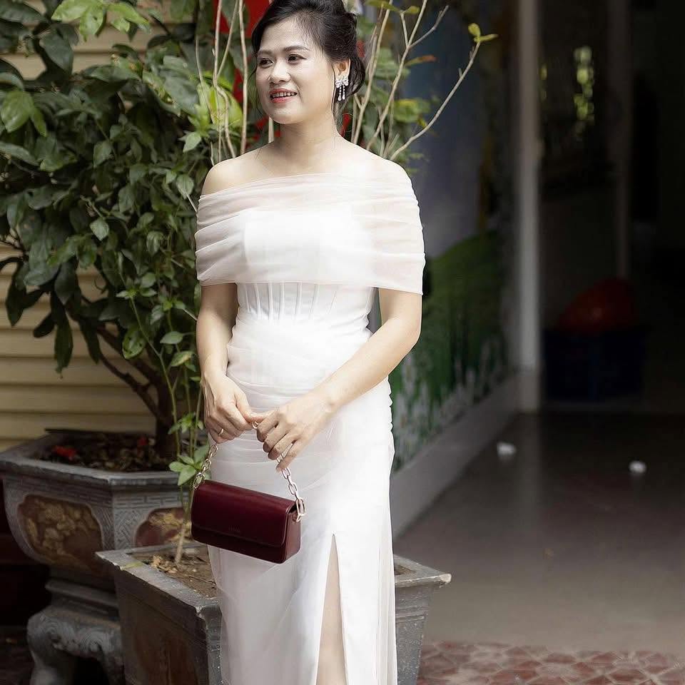 Lady in Off-shoulder White Dress — © SIGIL