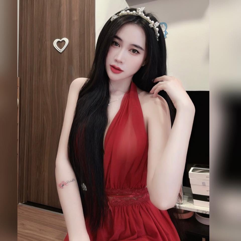 Red Chiffon Tiara Portrait — © SIGIL
